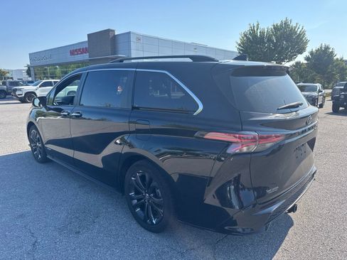 Used 2021 Toyota Sienna XSE w/ XSE Plus Package FWD image 9