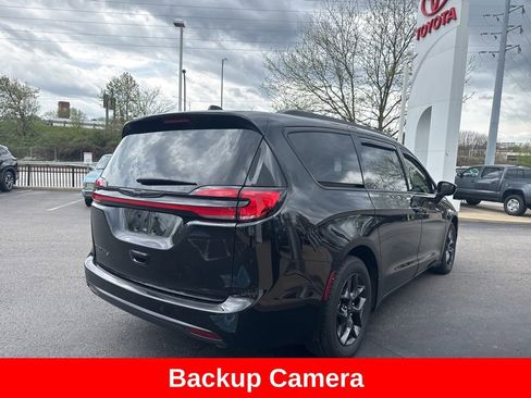 Used 2021 Chrysler Pacifica Touring-L w/ Uconnect Theater Family Group image 7