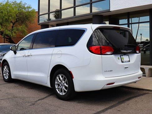 Used 2022 Chrysler Voyager LX FWD image 9