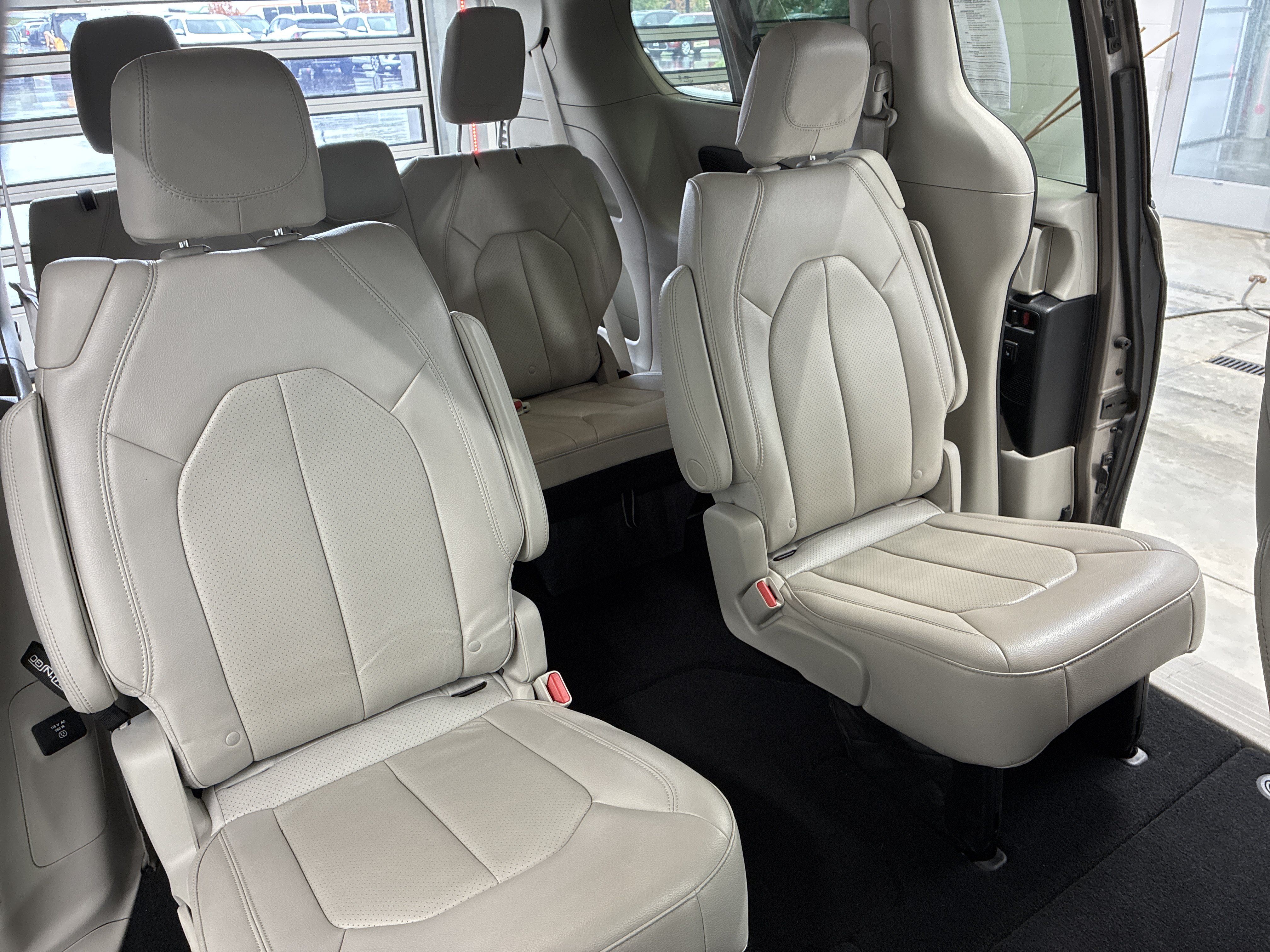 Used 2017 Chrysler Pacifica Touring-L Plus FWD image 17