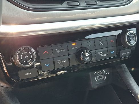 Used 2023 Jeep Compass Limited AWD/4WD image 16