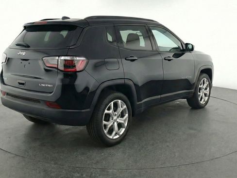 Used 2025 Jeep Compass Latitude image 9