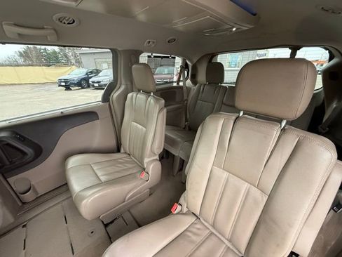Used 2015 Chrysler Town & Country Touring image 25