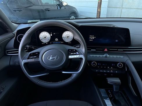 Used 2025 Hyundai Elantra SEL image 13