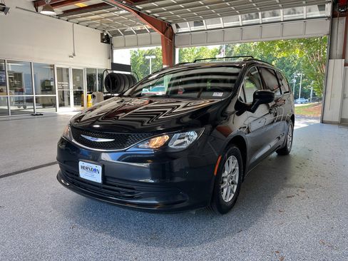 Used 2020 Chrysler Voyager Lxi FWD image 3