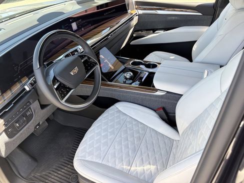 Certified 2026 Cadillac Escalade ESV Platinum Luxury w/ LPO, Radiant Package AWD/4WD image 19