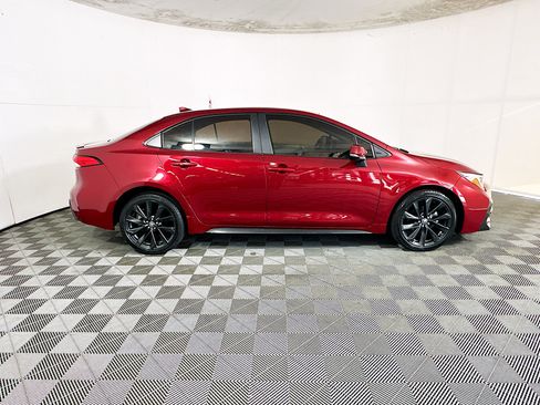 Used 2024 Toyota Corolla SE FWD image 2