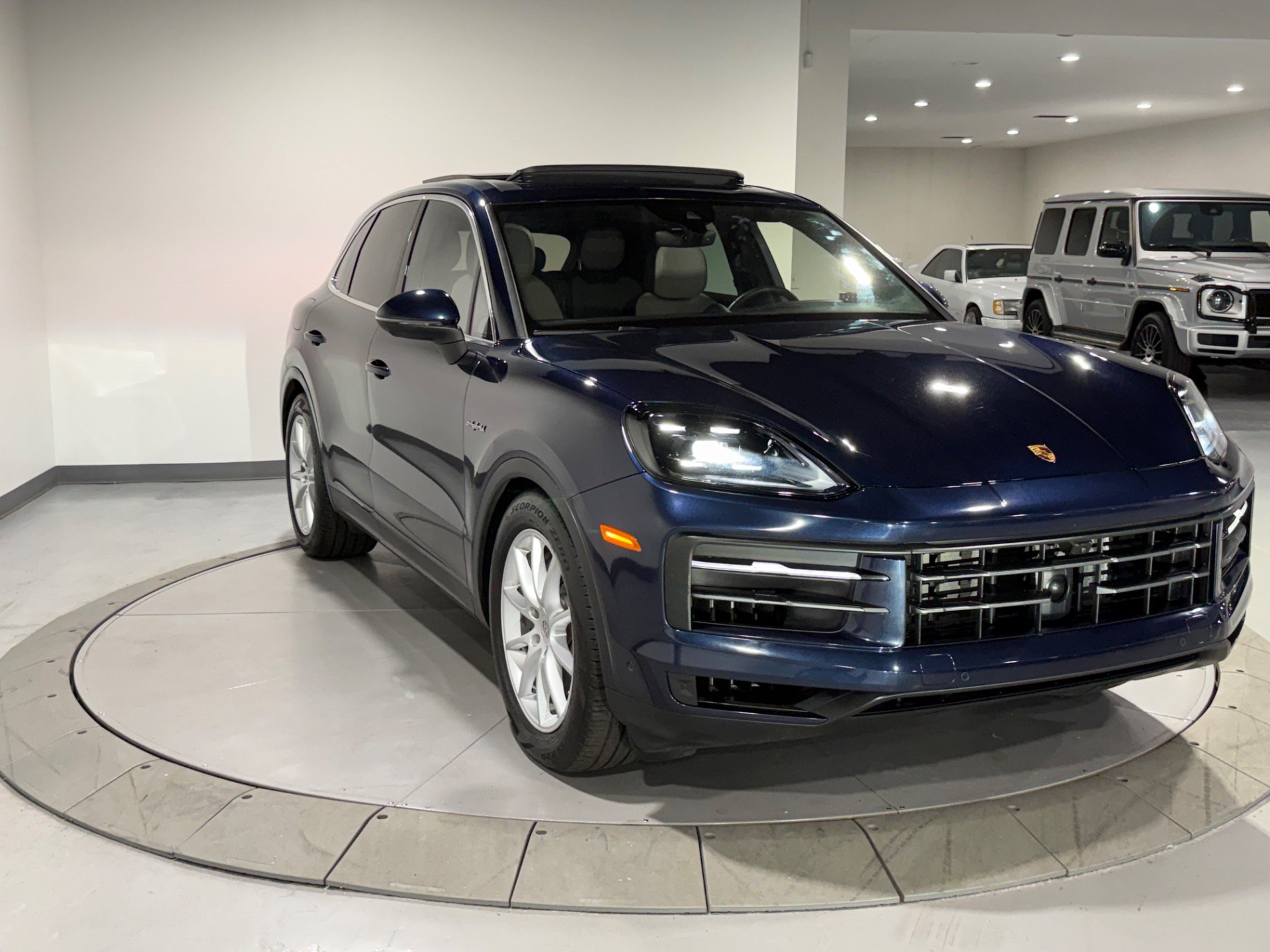 Used 2024 Porsche Cayenne AWD/4WD image 6