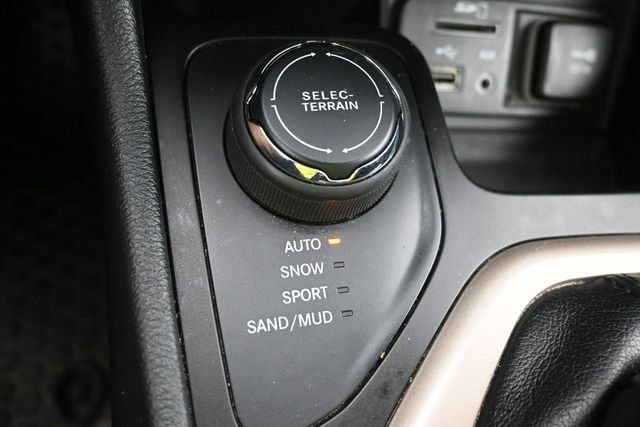 Used 2016 Jeep Cherokee 75th Anniversary AWD/4WD image 33