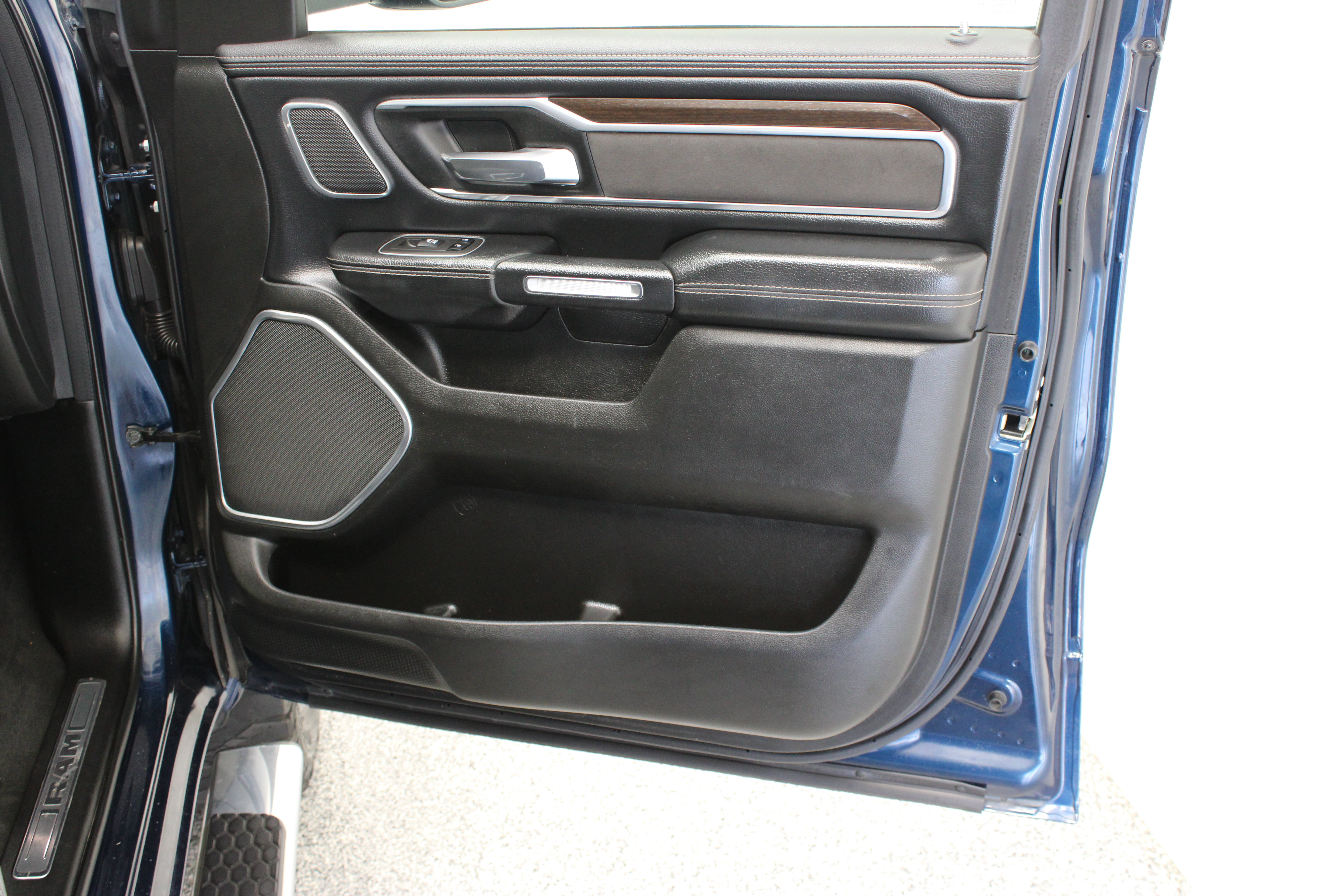Used 2022 RAM 1500 Laramie AWD/4WD image 36
