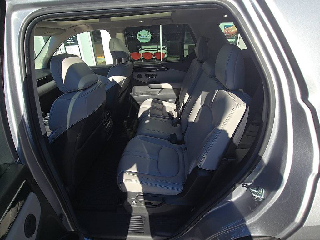 Used 2025 Honda Pilot Touring image 12
