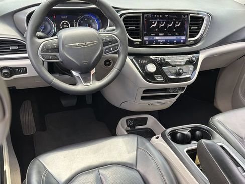 Used 2023 Chrysler Pacifica Touring-L FWD image 17