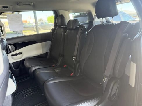 Used 2024 Kia Carnival EX FWD image 16