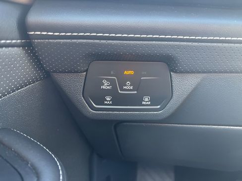 Used 2025 Volkswagen Atlas SE image 11