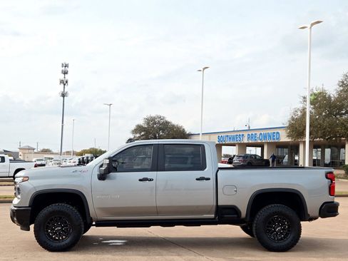Used 2025 Chevrolet Silverado 2500 ZR2 w/ Technology Package image 6