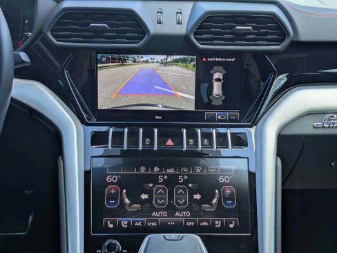 Used 2021 Lamborghini Urus AWD/4WD image 19