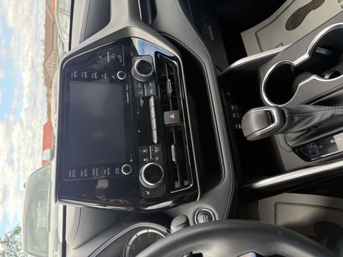 Used 2022 Toyota Highlander XLE image 6