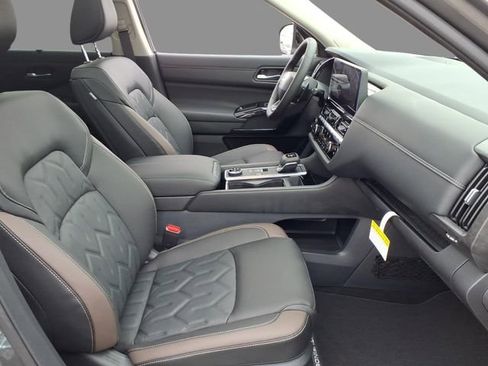 New 2026 Nissan Pathfinder Platinum image 13