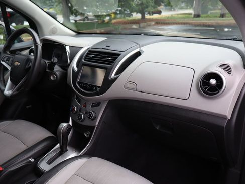 Used 2015 Chevrolet Trax LT w/ LT Sun and Sound Package AWD/4WD image 17