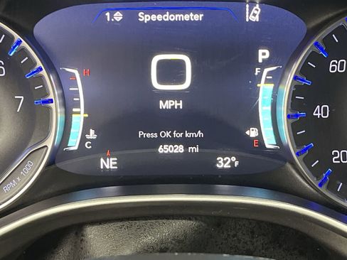 Used 2023 Chrysler Pacifica Touring-L image 15