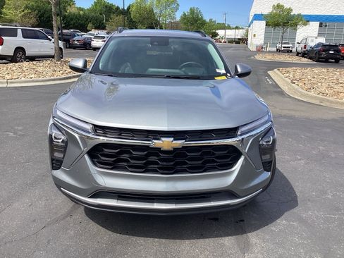 Used 2025 Chevrolet Trax LT w/ LT Convenience Package FWD image 4