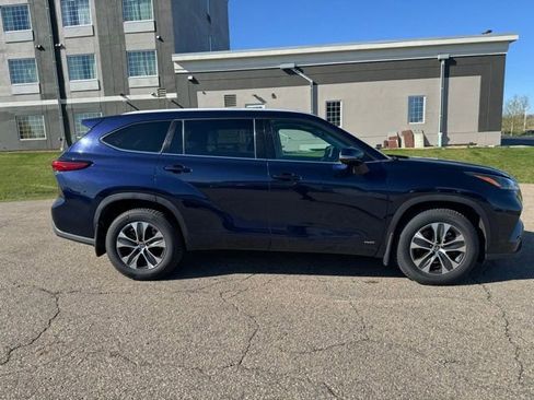 Used 2022 Toyota Highlander XLE AWD/4WD image 13