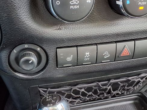Used 2017 Jeep Wrangler Unlimited Rubicon w/ Connectivity Group AWD/4WD image 15