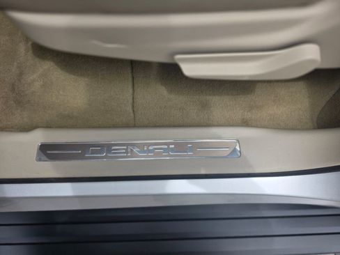 Used 2017 GMC Yukon XL Denali RWD image 27