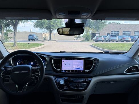 Used 2023 Chrysler Pacifica Touring-L FWD image 35