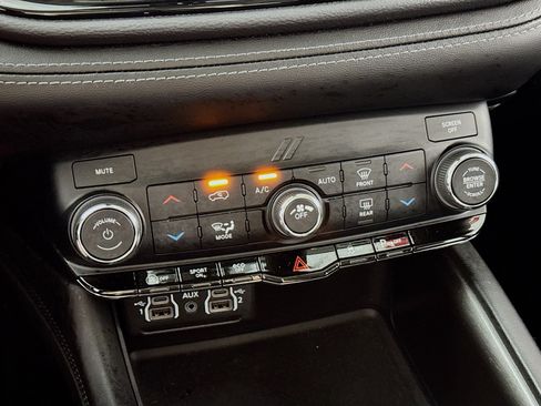 Used 2022 Dodge Durango SXT w/ Anodized Platinum Package AWD/4WD image 18