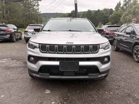 Used 2024 Jeep Compass Latitude w/ Convenience Group AWD/4WD image 2