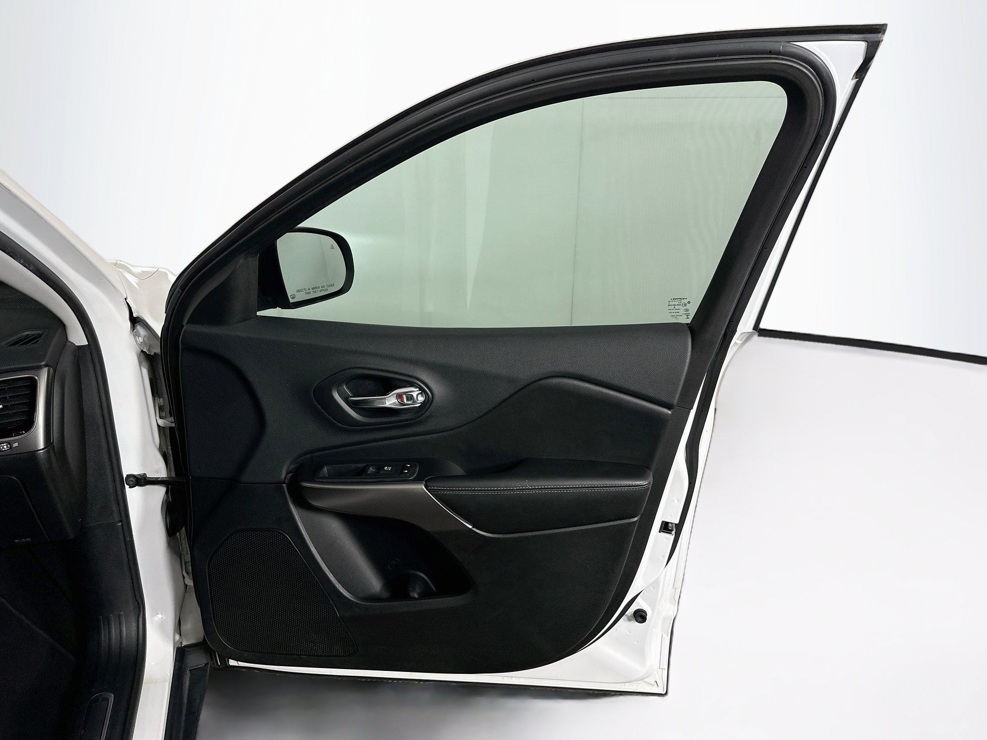 Used 2019 Jeep Cherokee Limited FWD image 31