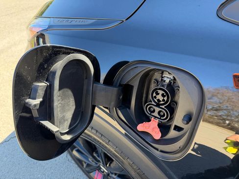 Used 2023 Chevrolet Bolt EUV LT w/ Convenience Package image 3