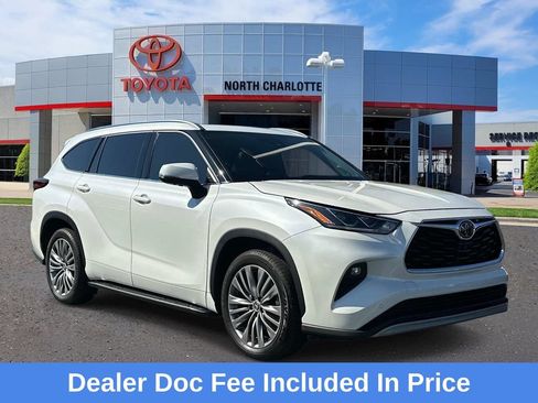 Used 2021 Toyota Highlander Platinum FWD image 1