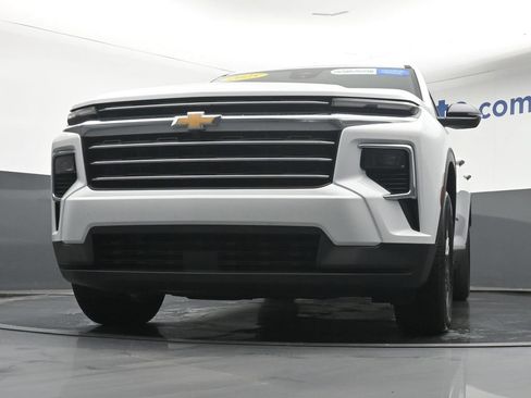 Used 2025 Chevrolet Traverse LT FWD image 7
