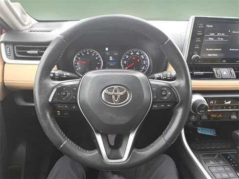 Used 2021 Toyota RAV4 XLE Premium image 31