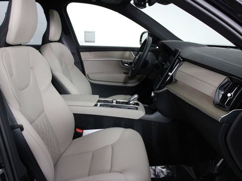 Certified 2025 Volvo XC90 T8 Plus AWD/4WD image 29