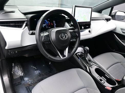 Used 2025 Toyota Corolla SE w/ SE Premium Package image 12