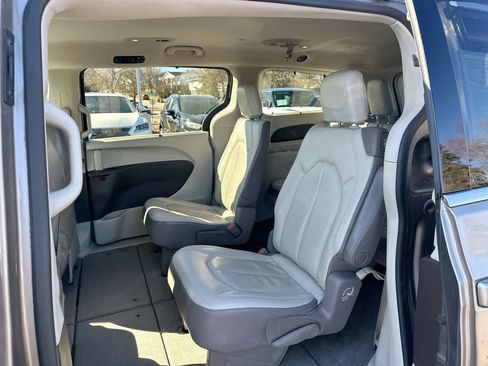 Used 2018 Chrysler Pacifica Touring-L image 24