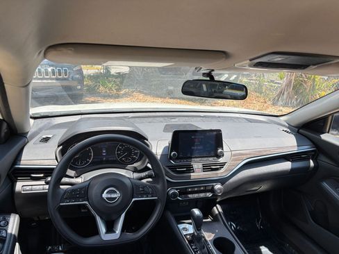 Used 2025 Nissan Altima 2.5 SV FWD image 34