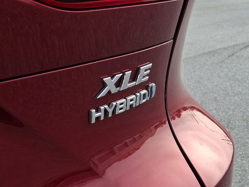 Certified 2022 Toyota Venza XLE image 33