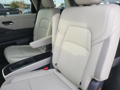 Certified 2025 Nissan Pathfinder SL w/ SL Premium Package image 21