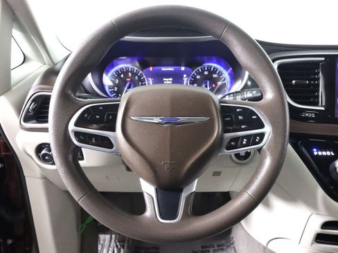 Used 2020 Chrysler Pacifica Touring w/ Advanced Safetytec Group image 11