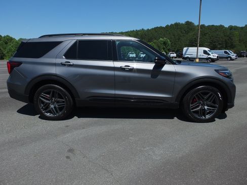 Used 2025 Ford Explorer ST w/ Sun And Sound Package AWD/4WD image 2