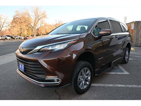 Used 2022 Toyota Sienna XLE w/ XLE Plus Package image 10