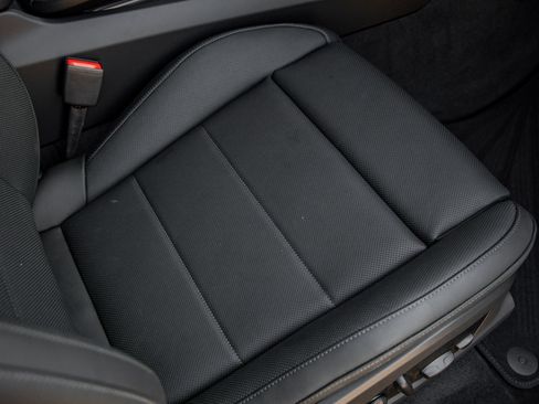 Certified 2025 Porsche Macan Electric RWD image 43