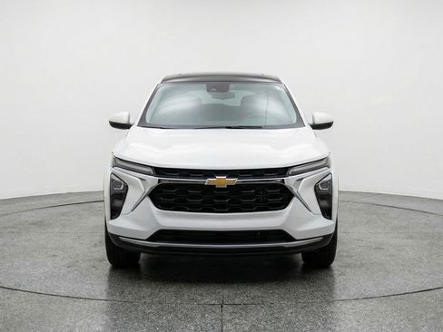 Used 2025 Chevrolet Trax LT FWD image 2