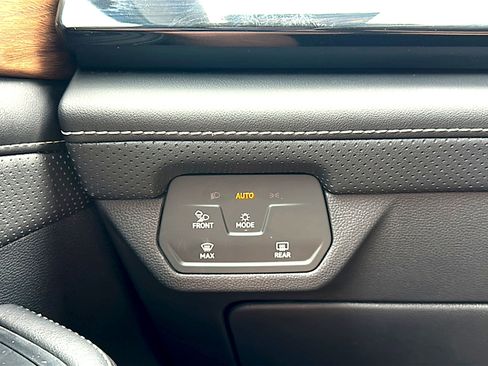 Used 2025 Volkswagen Atlas SE FWD image 35