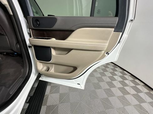Used 2022 Lincoln Navigator Reserve image 16