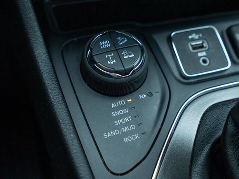 Used 2020 Jeep Cherokee Trailhawk AWD/4WD image 28